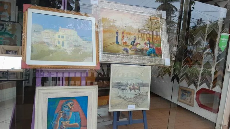 Quadros e molduras expostos na loja da GJ Molduraria em Santos