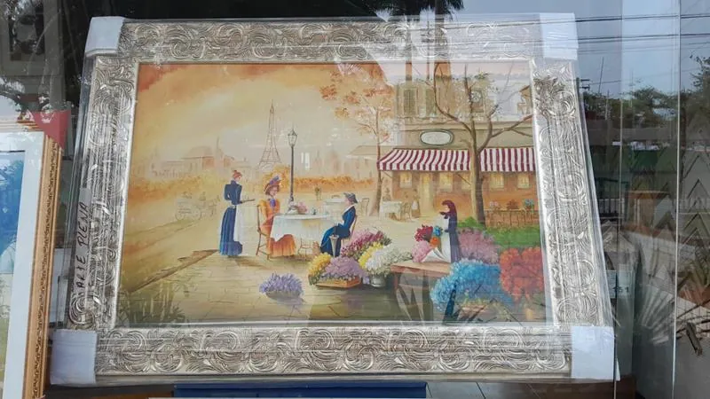 Quadros e molduras expostos na loja da GJ Molduraria em Santos