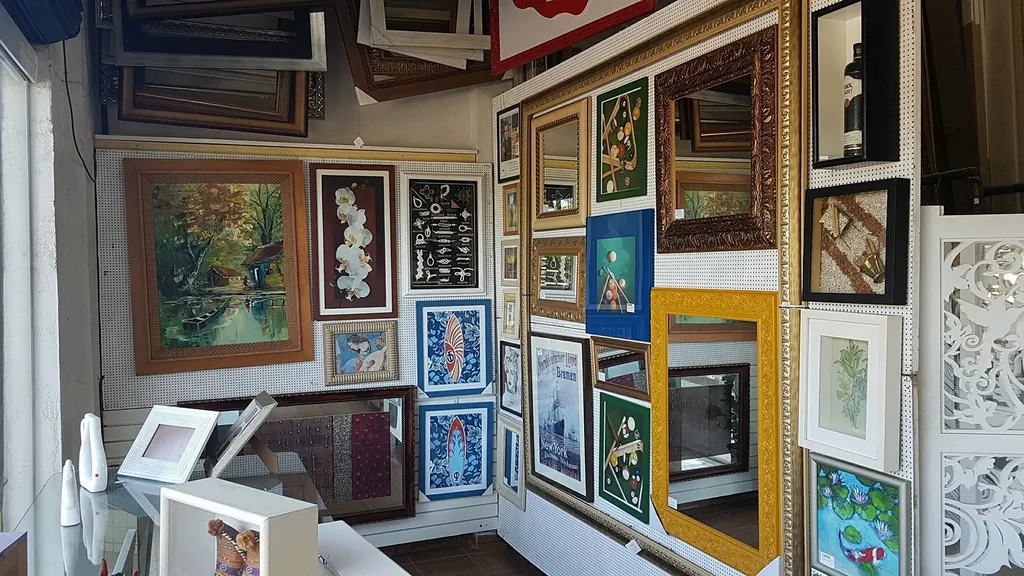 Quadros e molduras expostos na loja da GJ Molduraria em Santos