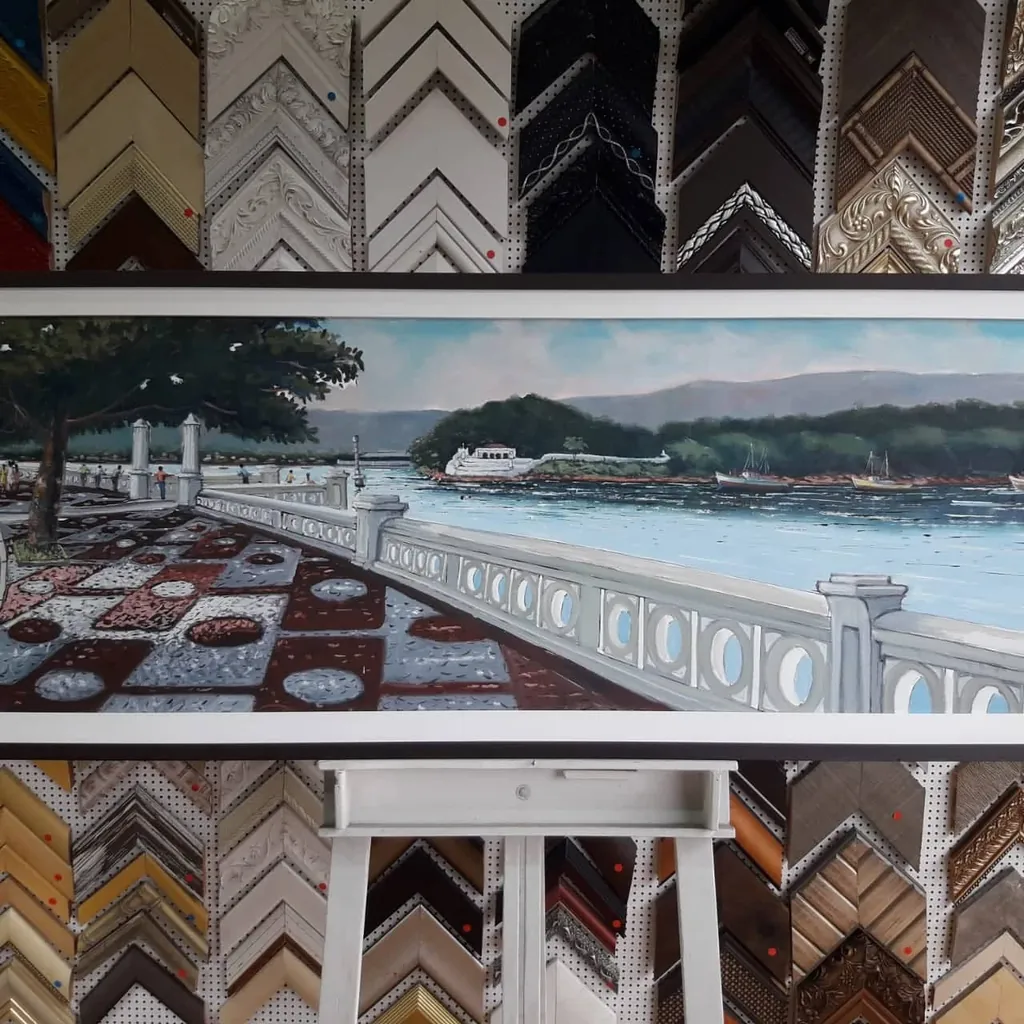 Quadros e molduras expostos na loja da GJ Molduraria em Santos