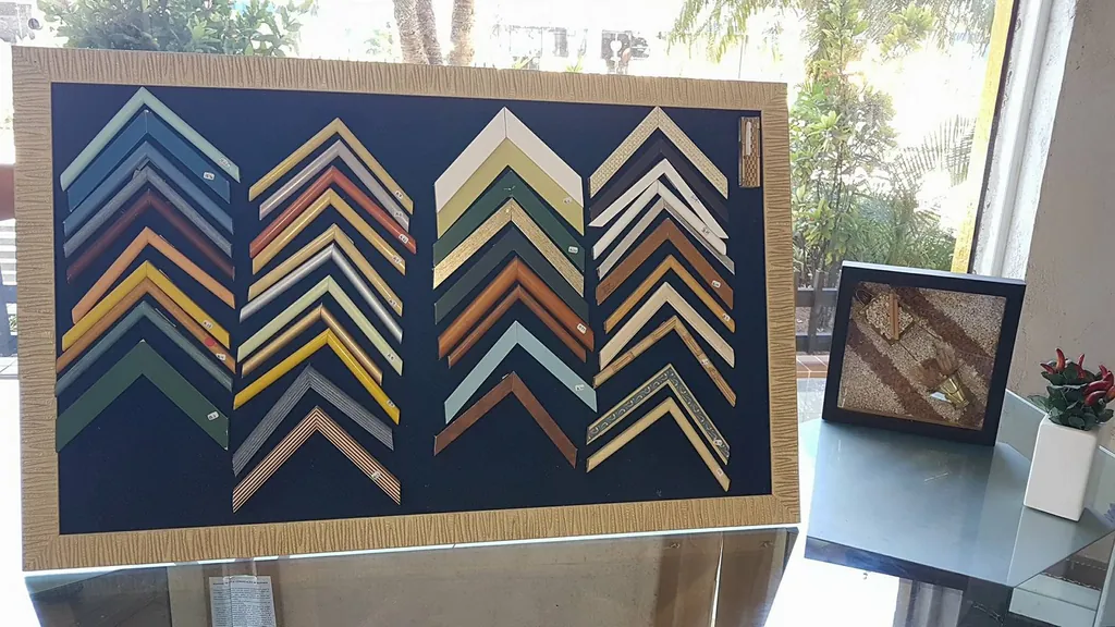 Quadros e molduras expostos na loja da GJ Molduraria em Santos