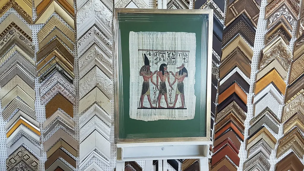 Quadros e molduras expostos na loja da GJ Molduraria em Santos