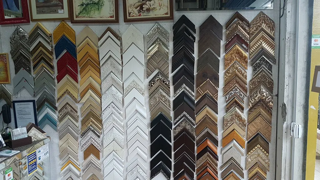 Quadros e molduras expostos na loja da GJ Molduraria em Santos