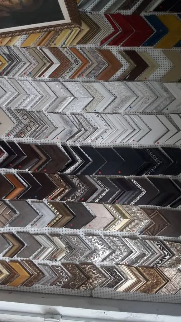 Quadros e molduras expostos na loja da GJ Molduraria em Santos