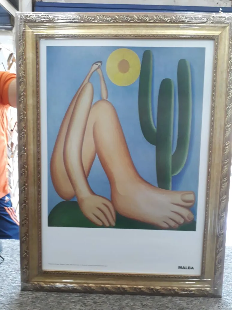 Quadros e molduras expostos na loja da GJ Molduraria em Santos
