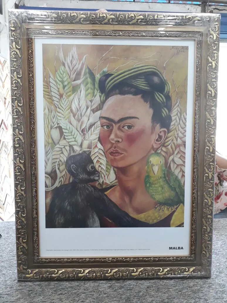 Quadros e molduras expostos na loja da GJ Molduraria em Santos