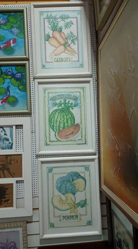 Quadros e molduras expostos na loja da GJ Molduraria em Santos