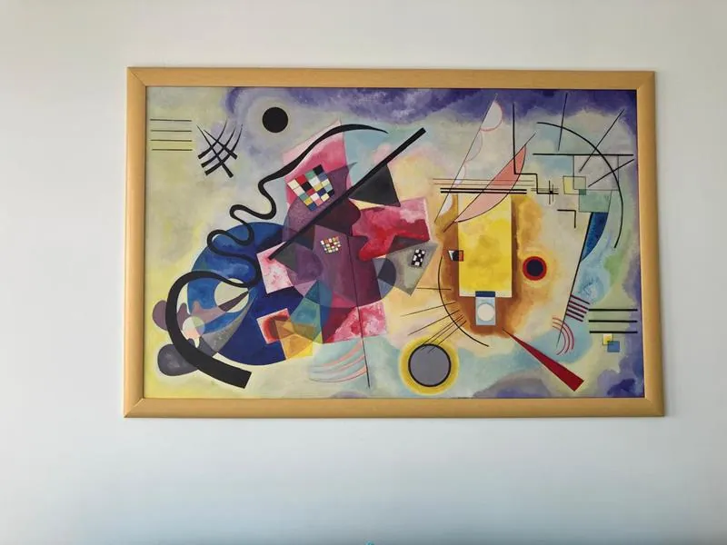 Quadros e molduras expostos na loja da GJ Molduraria em Santos
