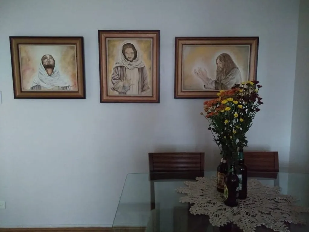 Quadros e molduras expostos na loja da GJ Molduraria em Santos