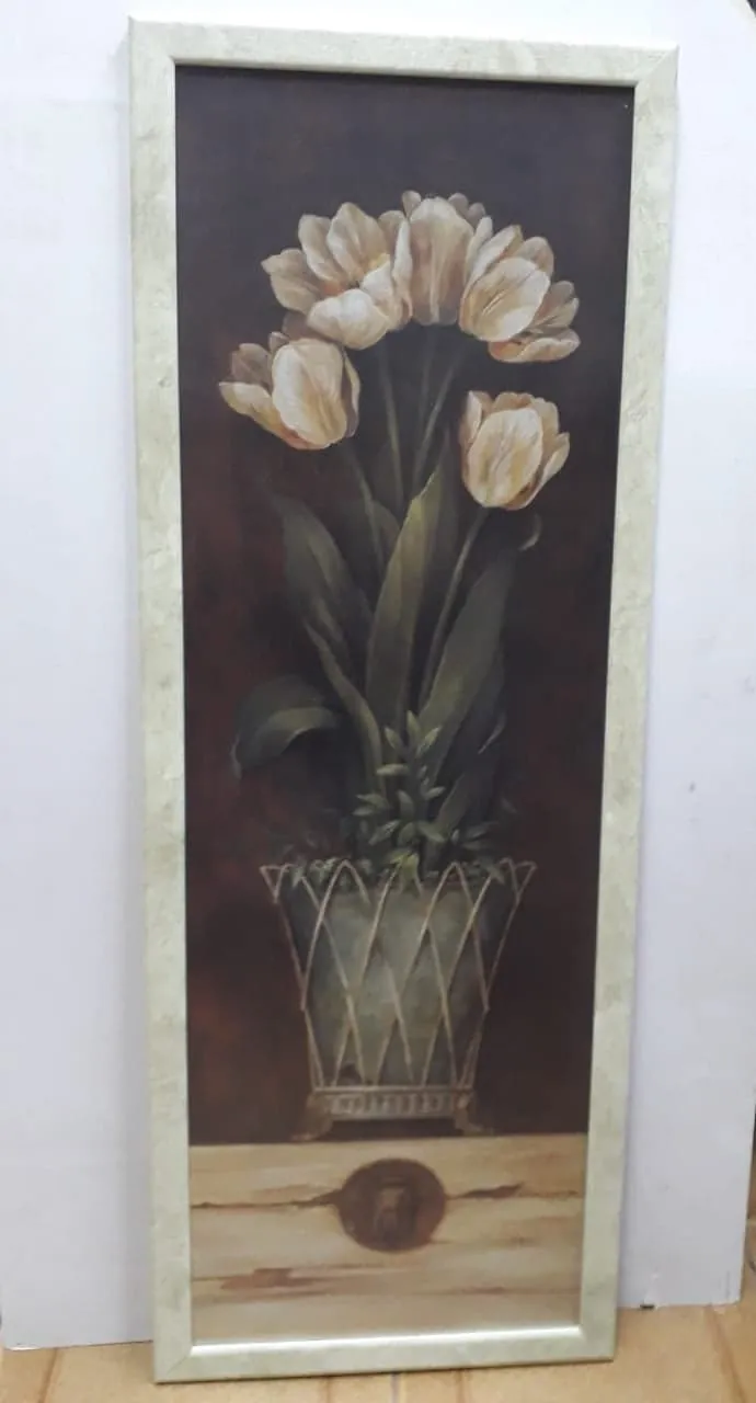 Quadros e molduras expostos na loja da GJ Molduraria em Santos