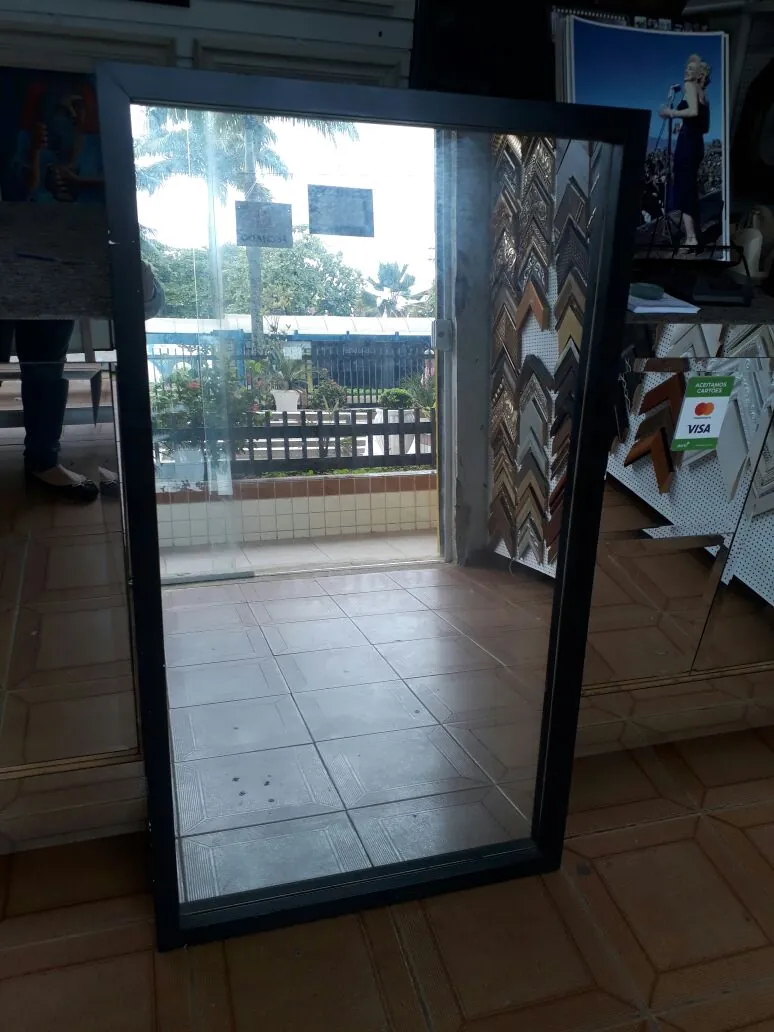 Montagem de quadros em caixa (box) na GJ Molduraria
